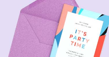 Une invitation colorée sur une enveloppe et un fond violets, réalisée à l'aide de l'un des modèles d'invitation de PicMonkey.