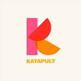 Diseño de logotipo geométrico. Letra "K" hecha de varias formas. Escribe "KATAPULT" debajo. Esquema de color degradado con fondo beige.