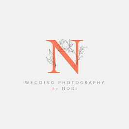  Plantilla de logotipo de boda disponible para personalizar en PicMonkey. Letra naranja "N" con gráficos florales y texto "FOTOGRAFÍA DE BODA POR NORI".